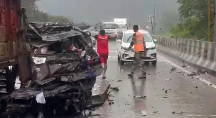 মুম্বই-পুনে এক্সপ্রেসে ভয়াবহ দুর্ঘটনা, নিয়ন্ত্রণ হারিয়ে ২০টি গাড়িতে ধাক্কা লরির