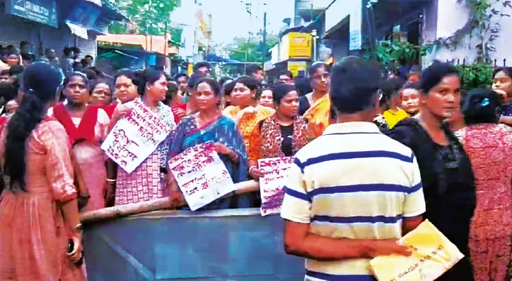 মেয়েকে ধর্ষণের অভিযোগ, ধৃত বাবাকে  সামনে পেয়ে তুমুল বিক্ষোভ স্থানীয়দের, বাঁশদ্রোণী কাণ্ডের পুনর্নির্মাণে অগ্নিগর্ভ পরিস্থিতি, ইটের আঘাতে জখম ৬