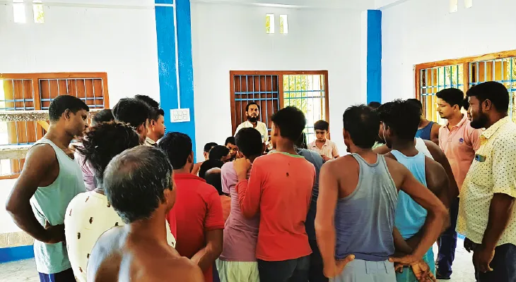 দিনহাটা: মেলে না জল, ঠিকাদার এবং ইঞ্জিনিয়ারকে ঘিরে বিক্ষোভ