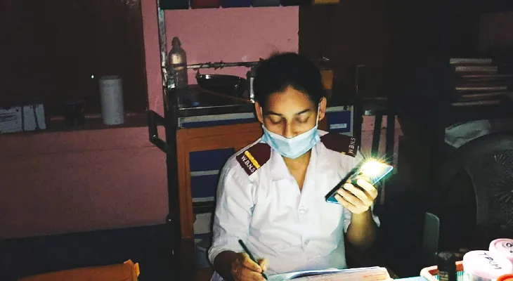 বালিহারা হাসপাতালে মোবাইলের ফ্ল্যাশ জ্বালিয়ে কাজ করলেন নার্সরা, জেনারেটর থাকলেও বিদ্যুত্ বিভ্রাটে হাঁসফাঁস দশা