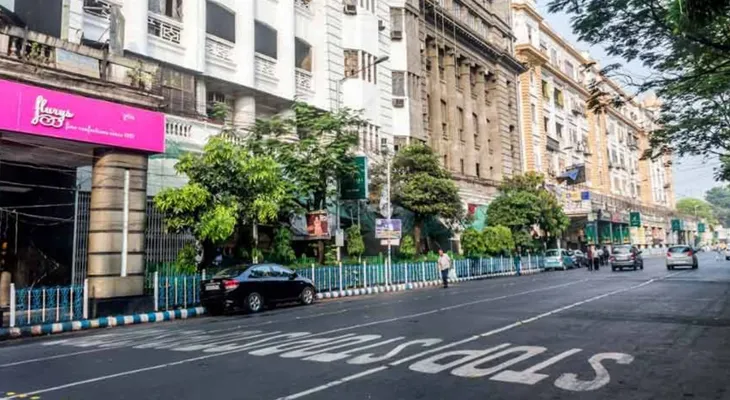 পার্কস্ট্রিটে রাস্তায় ধস, চাঞ্চল্য