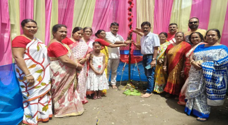 খুঁটিপুজো করে শারদোৎসবের সূচনা মহাকালপাড়া মহিলা দুর্গোৎসব কমিটির