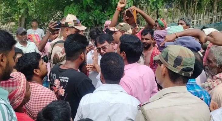 রতুয়ায় ভাঙন পরিদর্শনে এসে বিক্ষোভের মুখে এমপি খগেন
