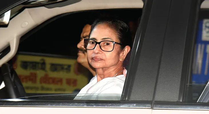 আরামবাগে বন্যা পরিস্থিতি খতিয়ে দেখতে পৌঁছলেন মুখ্যমন্ত্রী মমতা বন্দ্যোপাধ্যায়