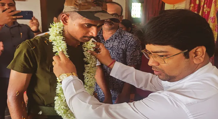 ‘অপারেশন সিন্দুর’-এর পর প্রথমবার বাড়ি ফিরে সংবর্ধনায় ভাসলেন সেনা জওয়ান দীপ, উচ্ছ্বাস শান্তিপুরের গ্রামে, বাড়িতে শুভেচ্ছা স্থানীয় বিধায়কের