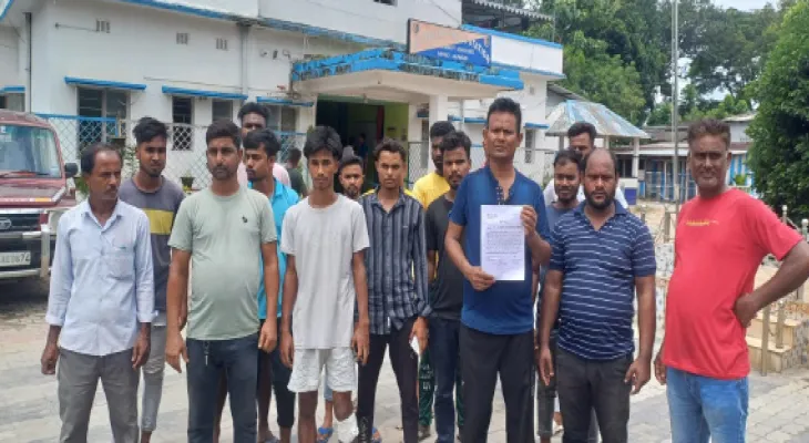 টোলগেটের অদূরে ট্রাকচালকদের লাঠি, ছুরি দেখিয়ে গাড়ি আটকানোর অভিযোগ