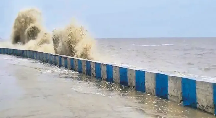 অমাবস্যার কোটালে উত্তাল সমুদ্র জলোচ্ছ্বাসে ভাসল মেরিন ড্রাইভ