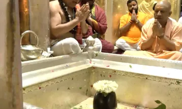 বারাণসীর মন্দিরে পুজো দিলেন উত্তরপ্রদেশের মুখ্যমন্ত্রী যোগী আদিত্যনাথ