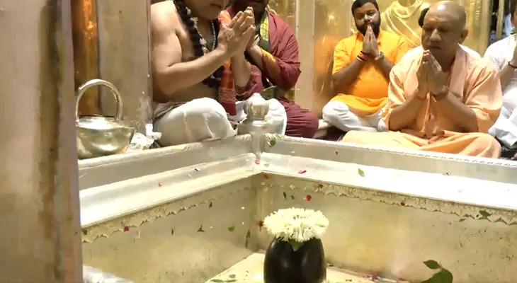 বারাণসীর মন্দিরে পুজো দিলেন উত্তরপ্রদেশের মুখ্যমন্ত্রী যোগী আদিত্যনাথ