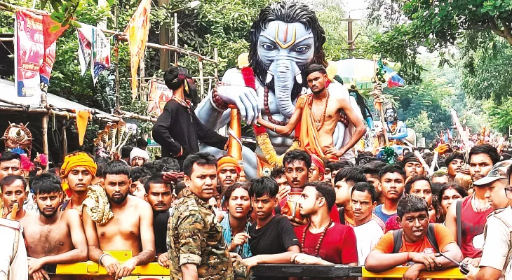 লক্ষাধিক পুণ্যার্থীর ভিড়ে হিমশিম প্রশাসন, তারকেশ্বর যেন জনসমুদ্র