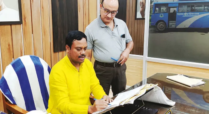 ১১টা বাজলেও অফিসে না আসায় ৩৫ কর্মীর বিরুদ্ধে পদক্ষেপ পার্থর