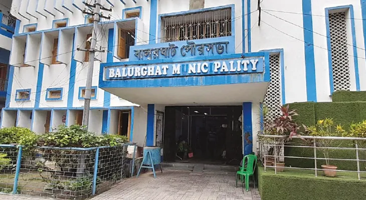 হোর্ডিং, ব্যানারে বাংলা বাধ্যতামূলক করার সিদ্ধান্ত বালুরঘাট পুরসভার