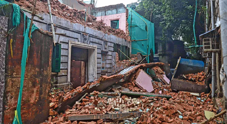 ভাঙার কাজ চলাকালীন হুড়মুড়িয়ে  পড়ল বাড়ি, ক্রিক রো’য় জখম তিন