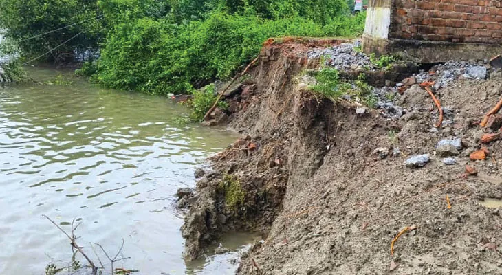 নদীবাঁধে ধস, তলিয়ে গেল ইটের রাস্তাও, প্রবল আতঙ্ক কাকদ্বীপে