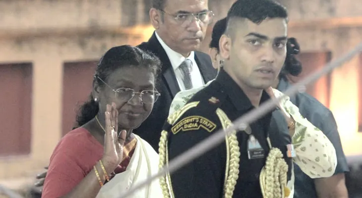দক্ষিণেশ্বর মন্দির থেকে বের হলেন রাষ্ট্রপতি দ্রৌপদী মুর্মু, যাচ্ছেন রাজভবনে