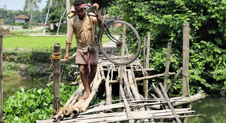 সেতুর অভাবে ভূতকুরা গ্রামে বাড়ছে স্কুলছুট