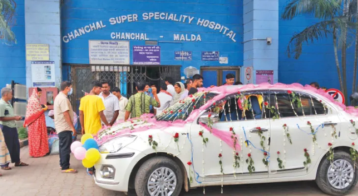 বেলুন-গোলাপে গাড়ি সাজিয়ে শোভাযাত্রা, সদ্যোজাত কন্যা, স্ত্রীকে নিয়ে চাঁচলের গ্রামে ফিরলেন যুবক