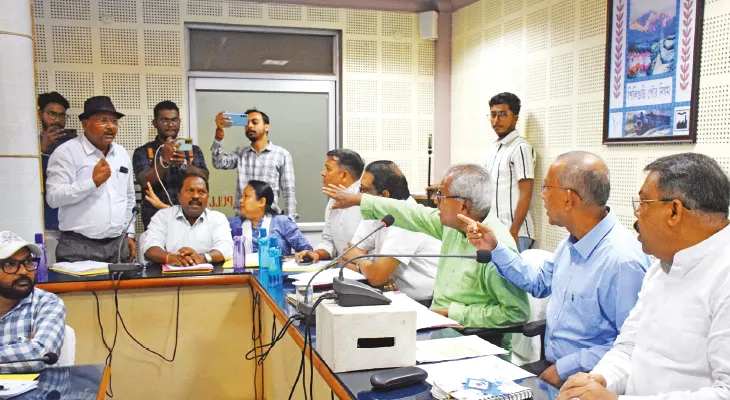 উত্তপ্ত বোর্ড মিটিং, বের করে দেওয়া হল বিদ্রোহী মেয়র পারিষদ দিলীপকে