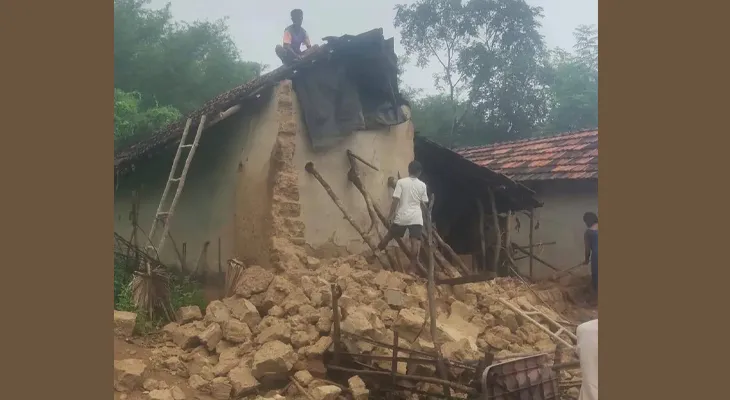 প্রবল বৃষ্টির জেরে ভেঙে পড়ল বাড়ি! দেওয়াল চাপা পড়ে মৃত্যু গৃহপালিত পশুর