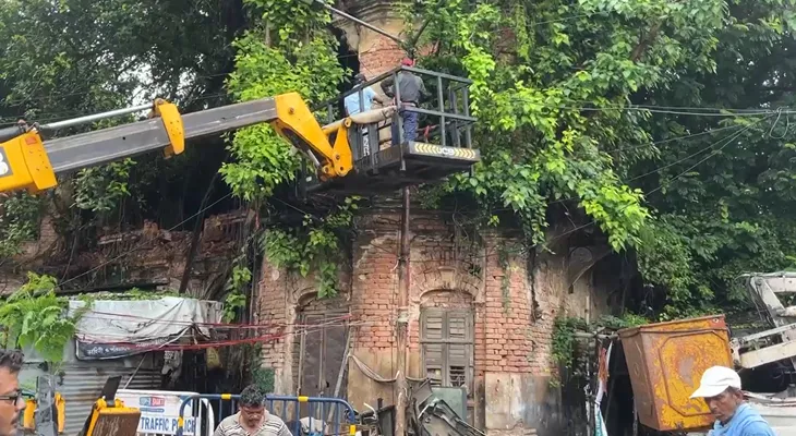 ঘুমিয়ে ছিলেন বাসিন্দারা, শহরে ভেঙে পড়ল শতাব্দী প্রাচীন ব্রিটিশ আমলের বিল্ডিং