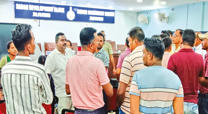 জলপাইগুড়িতে তৃণমূলের দুই গোষ্ঠীর বিবাদের জের, সরকারি আদিবাসী উৎসবে অতিথির নাম নিয়ে তুমুল বাকবিতণ্ডা, ভেস্তে গেল বৈঠক