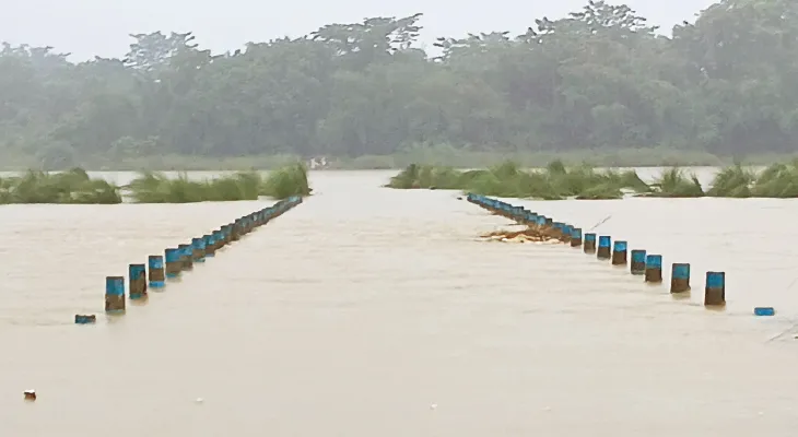 জলে ডুবল একাধিক সেতু ও কজওয়ে, বিচ্ছিন্ন বাঁকু‌‌ড়া, দুর্গত এলাকায় ত্রাণ বিলি শুরু প্রশাসনের