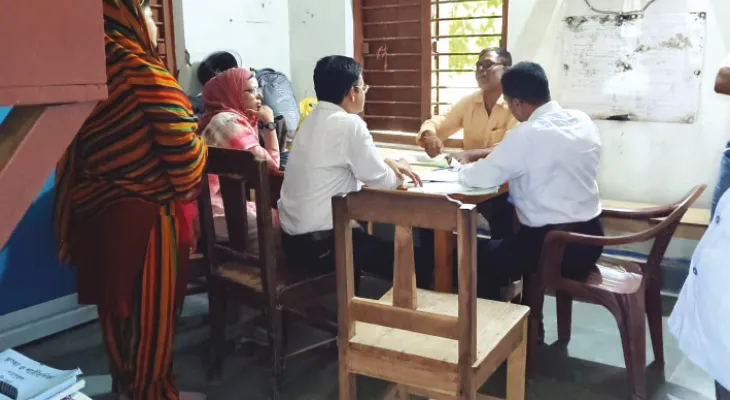 নেই রেজিস্টার, বারোটাতেও বন্ধ গেট প্রধান শিক্ষককে ভর্ৎসনা