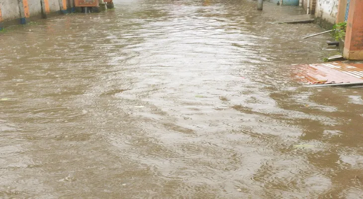ড্রেন উপছে রাস্তায় নোংরা জল, ক্ষুব্ধ ১৪ নম্বর ওয়ার্ডের বাসিন্দারা