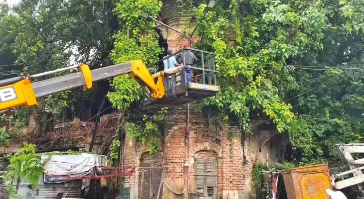 টালিগঞ্জে পুরনো বিপজ্জনক বাড়ি ভেঙে বিপত্তি, বিপাকে বাসিন্দারা