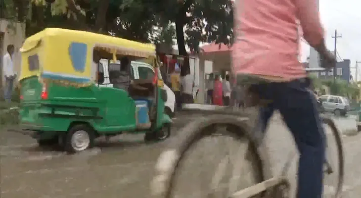 ভারী বৃষ্টির জেরে বিহারের পাটনার একাধিক জায়গা জলমগ্ন