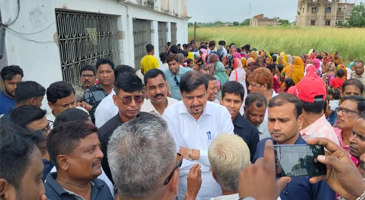 মুর্শিদাবাদের ভরতপুরের ইব্রাহিমপুরের কাছে বন্যা পরিস্থিতি খতিয়ে দেখতে গেলেন দমকলমন্ত্রী সুজিত বসু