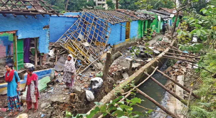 স্বর্ণময়ী খালের গার্ডওয়াল ধসে ভেঙে পড়ল ৫ বাড়ি, ফাটল আরও ১২টিতে