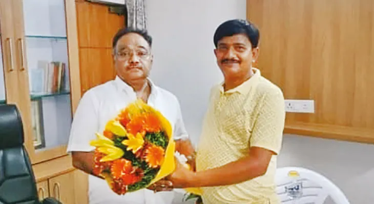 পদ্ম শিবিরের রাজ্য সভাপতিকে ফুলের তোড়া দিয়ে শুভেচ্ছা তৃণমূল নেতার! ভিডিও ভাইরাল