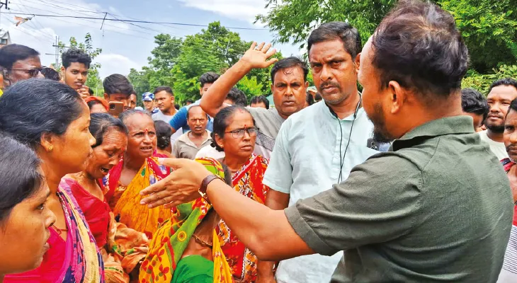 রাস্তা অবরোধ তুলতে এসে লক্ষ্মীর ভাণ্ডার নিয়ে বেফাঁস মন্তব্য বিডিও’র, চরম বিতর্ক