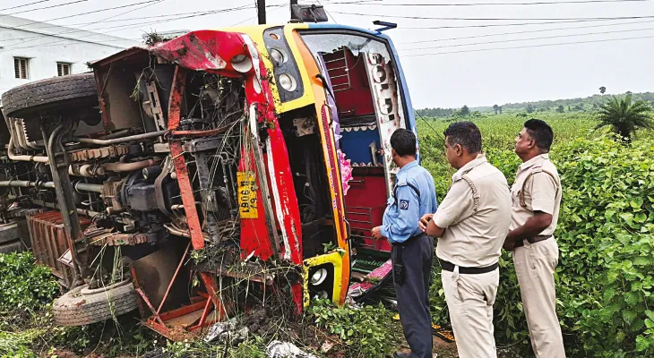 বড়জোড়ায় যাত্রীবাহী বাস উল্টে জখম ১০