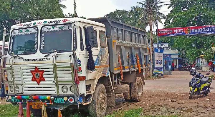 ভূমিদপ্তরের গাড়িতে ধাক্কা অবৈধ বালির ডাম্পারের, এফআইআর
