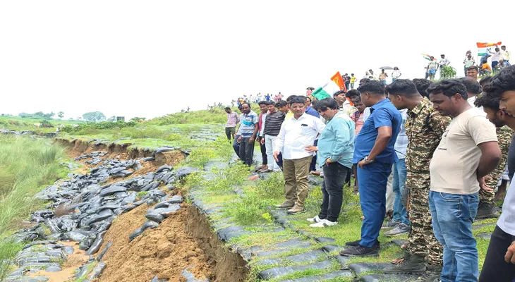 টানা বৃষ্টিতে নানুরের ঘিদহে অজয়ের বাঁধে ধস, আতঙ্কিত এলাকার বাসিন্দারা