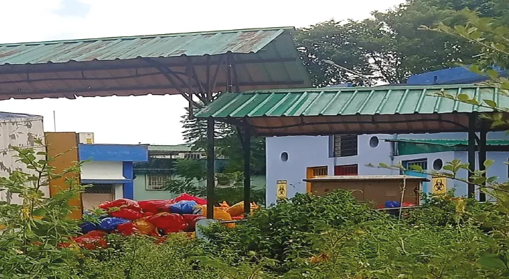 বর্জ্য ভর্তি ব্যাগের পাহাড় সুপার স্পেশালিটি ব্লক চত্বরে