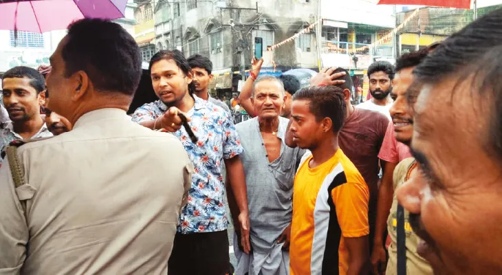 পঞ্চায়েত সমিতির সভাপতির পাড়ার রাস্তা বেহাল, জাতীয় সড়ক অবরোধ বাসিন্দাদের