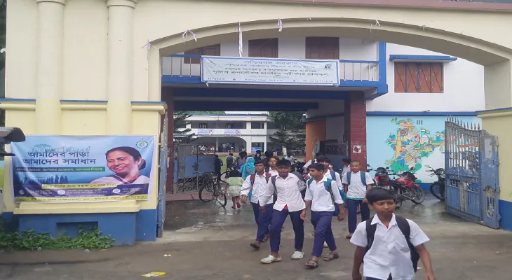 পরীক্ষা স্থগিত রেখে স্কুলে শিবির কর্তৃপক্ষ-প্রশাসনের ভূমিকায় ক্ষোভ