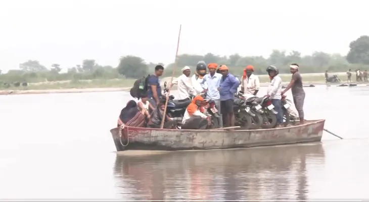 ভারী বৃষ্টির জেরে সরযূ নদীর জলস্তর বেড়ে গিয়েছে, যার ফলে ডুবেছে অযোধ্যা থেকে গোন্ডা যাওয়ার রাস্তা, নৌকাই ভরসা সাধারণ মানুষের