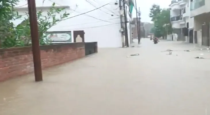 উত্তরপ্রদেশের প্রয়াগরাজের কারেলা বাগ এলাকায় ভারী বৃষ্টির জেরে জলমগ্ন একাধিক এলাকা