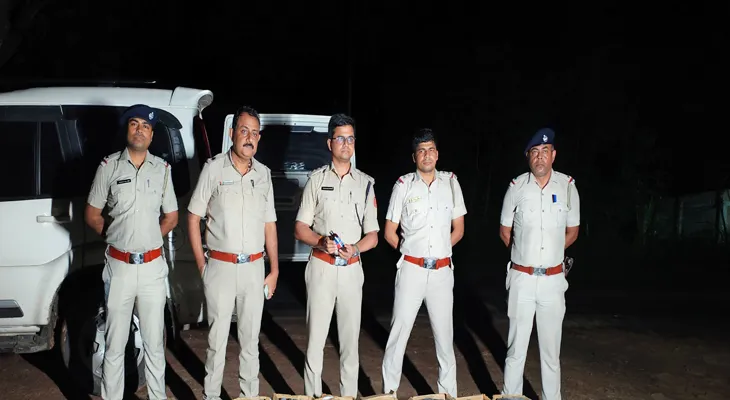 মুর্শিদাবাদের দৌলতাবাদে ২৮০০ বোতল নিষিদ্ধ কাশির সিরাপ উদ্ধার করল পুলিস