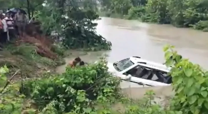 উত্তরপ্রদেশের গোন্ডাতে নিয়ন্ত্রণ হারিয়ে খালে পড়ল পুণ্যার্থী বোঝাই গাড়ি, মৃত ১১
