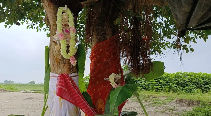 দুর্যোগে ‘ত্রাতা’ বট-পাকুড়ের বিয়ে, কব্জি ডুবিয়ে খেলেন তিস্তার বাঁধের বাসিন্দারা!