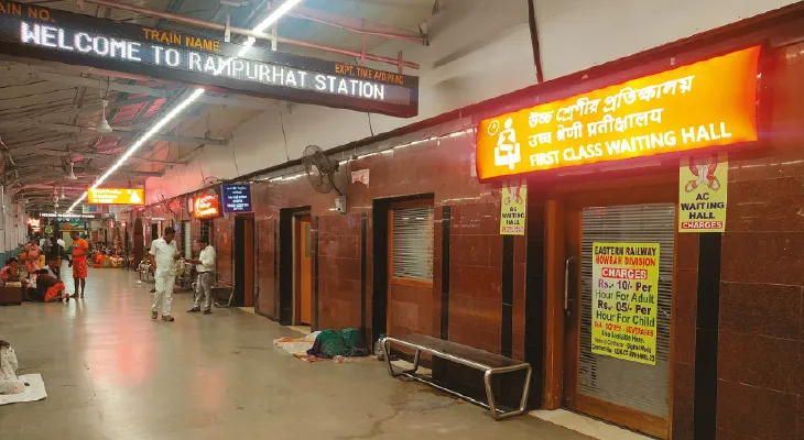 নীল-সাদার বদলে রামপুরহাট স্টেশনের গ্লোসাইন বোর্ড গেরুয়া, বিতর্ক শুরু, ‘গৈরিকীকরণ’-এর প্রতিবাদ তৃণমূলের