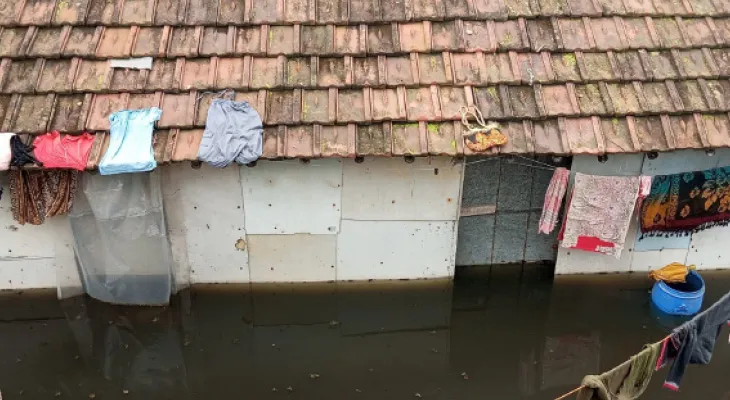 ১৫ দিন ধরে জলমগ্ন হাওড়ার খালধার পাড়া, জগাছা ঘিরেও ক্ষুব্ধ এলাকাবাসী