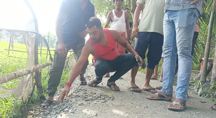 নিম্নমানের সামগ্রী দিয়ে রাস্তা তৈরির অভিযোগ, ক্ষুব্ধ এলাকাবাসী