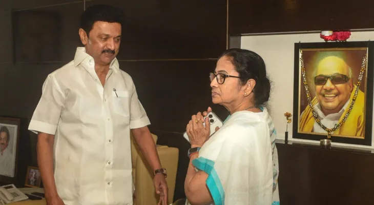 বাংলাকে ‘বাংলাদেশি’ ভাষার তকমা দিল্লি পুলিসের, মমতা বন্দ্যোপাধ্যায়ের পাশে দাঁড়িয়ে ক্ষোভপ্রকাশ স্ট্যালিনের