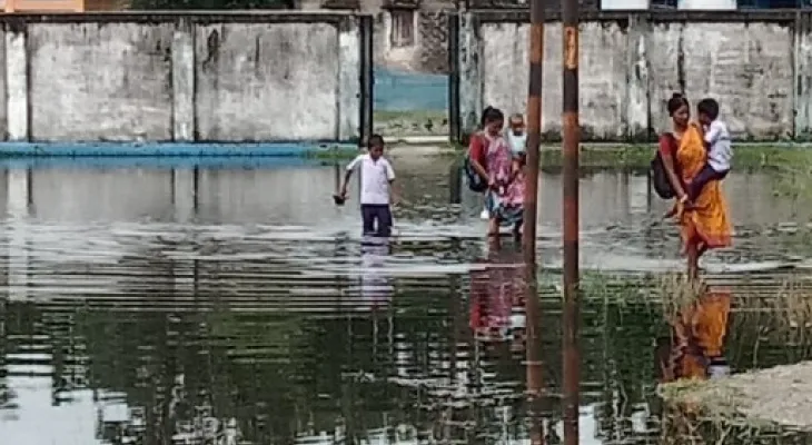 হাঁটু জল পেরিয়ে প্রাইমারি স্কুলে আসে খুদে পড়ুয়ারা, ভিজে পোশাকেই করতে হয় ক্লাস